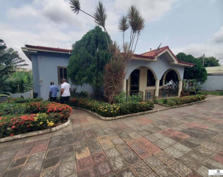 11 bedrooms house self compund at Adamrobe-Oyibi